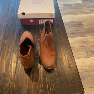 Chestnut Brown W’s Booties size 8